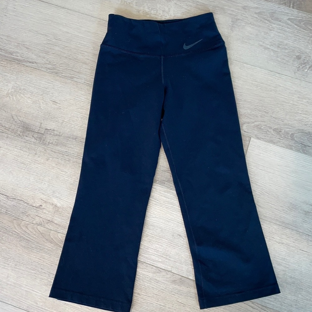 EUC Nike women’s crop leggings size xs black